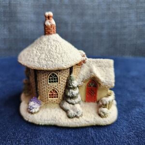 Lilliput Lane Little Snowdrop Cottage Figurine Christmas Decor England L2768